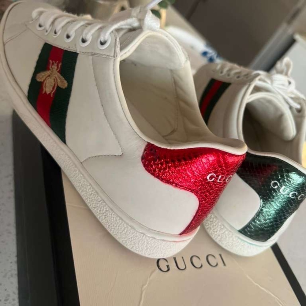 Gucci Classic White Sneakers with Red and Green Accents - Picture 8 of 11